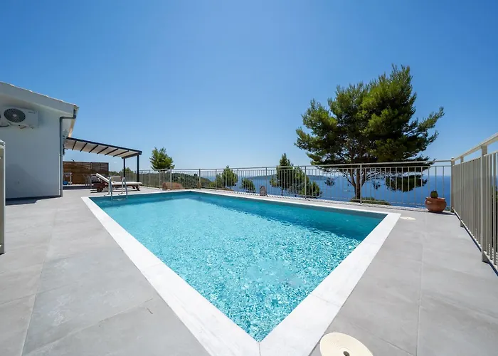 Aphitriti Oxomeria Villa